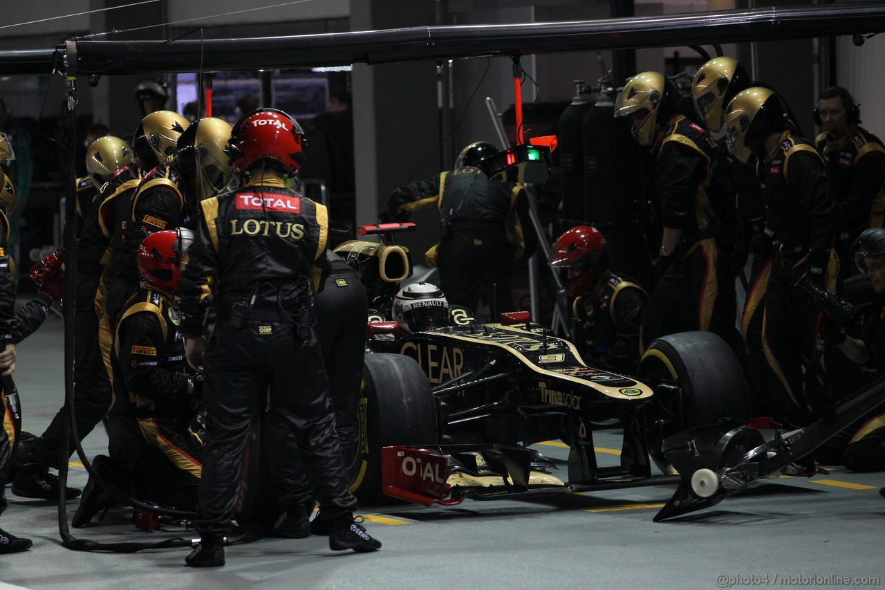 GP SINGAPORE, 23.09.2012 - Gara, Kimi Raikkonen (FIN) Lotus F1 Team E20 pit-stop