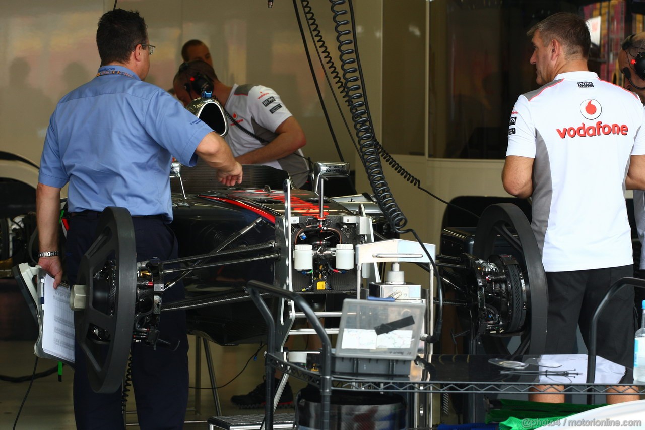 GP SINGAPORE, Jenson Button (GBR) McLaren Mercedes MP4-27 car technical verification