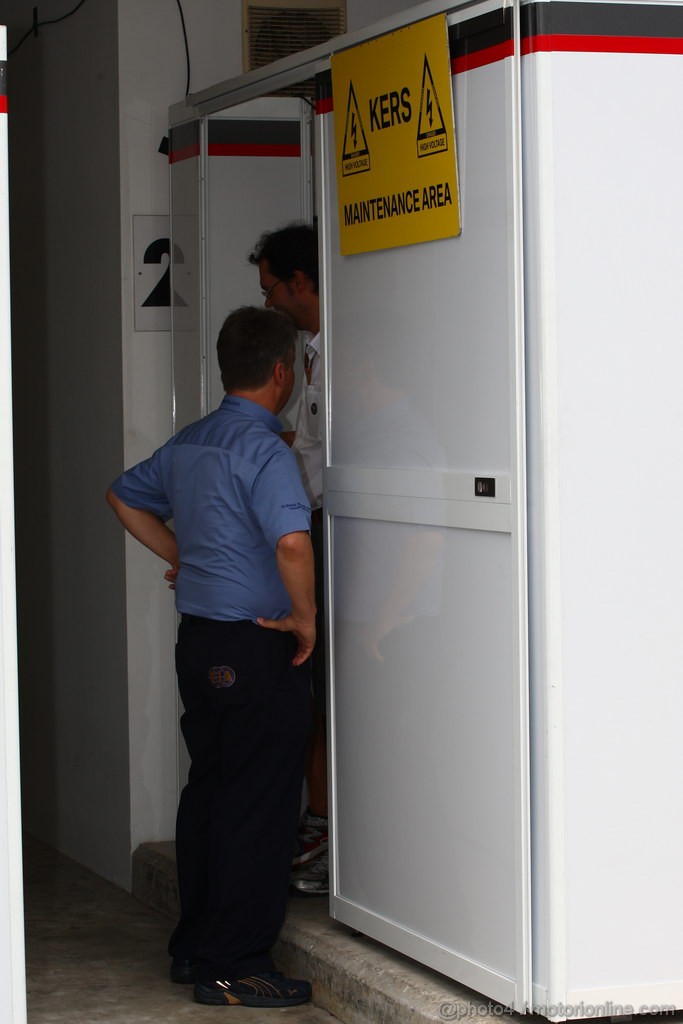 GP SINGAPORE, Fia Marshall is inspect the Sauber kers