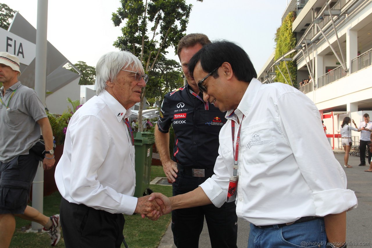 GP SINGAPORE, 22.09.2012 - Free practice 3, Bernie Ecclestone (GBR), President e CEO of Formula One Management e Chalerm Yoovidhya (THA) Red Bull Racing Co-Owner with Christian Horner (GBR) Red Bull Racing Team Principal.