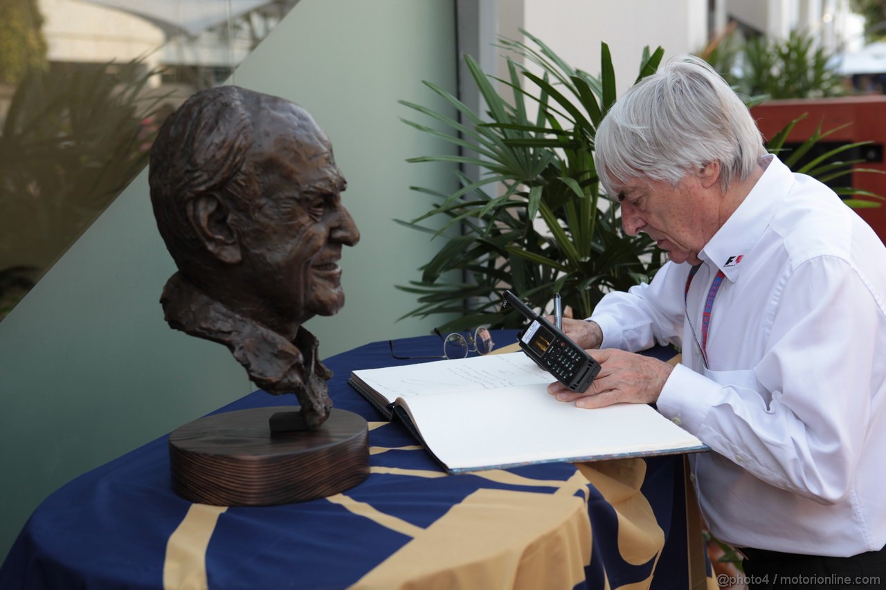 GP SINGAPORE, 22.09.2012 - Bernie Ecclestone (GBR), President e CEO of Formula One Management signs the condoliance book condolences for the late Sid Watkins (GBR) Former FIA Safety Delegate