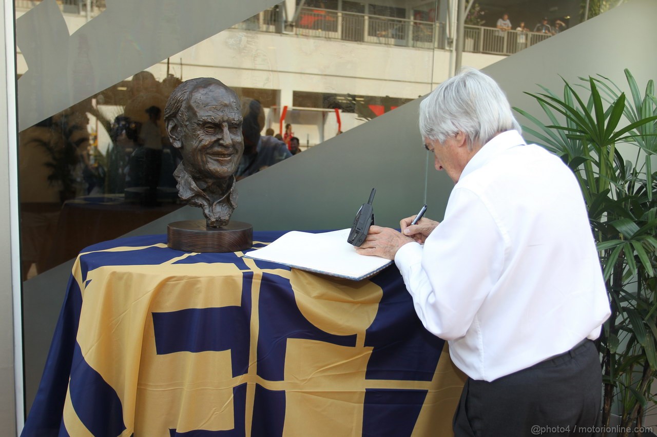 GP SINGAPORE, 22.09.2012 - Bernie Ecclestone (GBR), President e CEO of Formula One Management signs the condoliance book condolences for the late Sid Watkins (GBR) Former FIA Safety Delegate