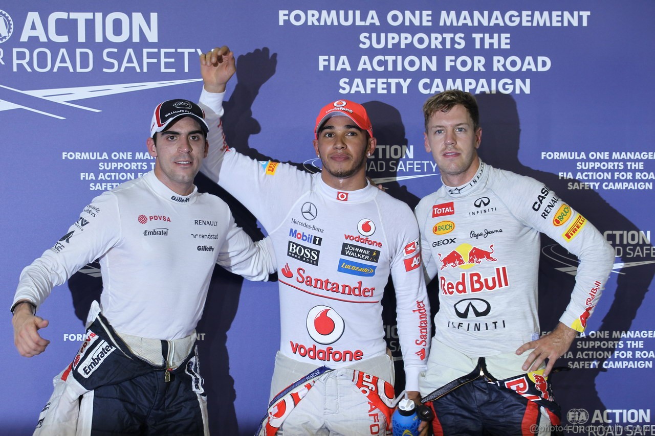 GP SINGAPORE, 22.09.2012 - Qualyfing, Lewis Hamilton (GBR) McLaren Mercedes MP4-27, Pastor Maldonado (VEN), Williams F1 Team FW34, Sebastian Vettel (GER) Red Bull Racing RB8 are celebrating the qualyfing