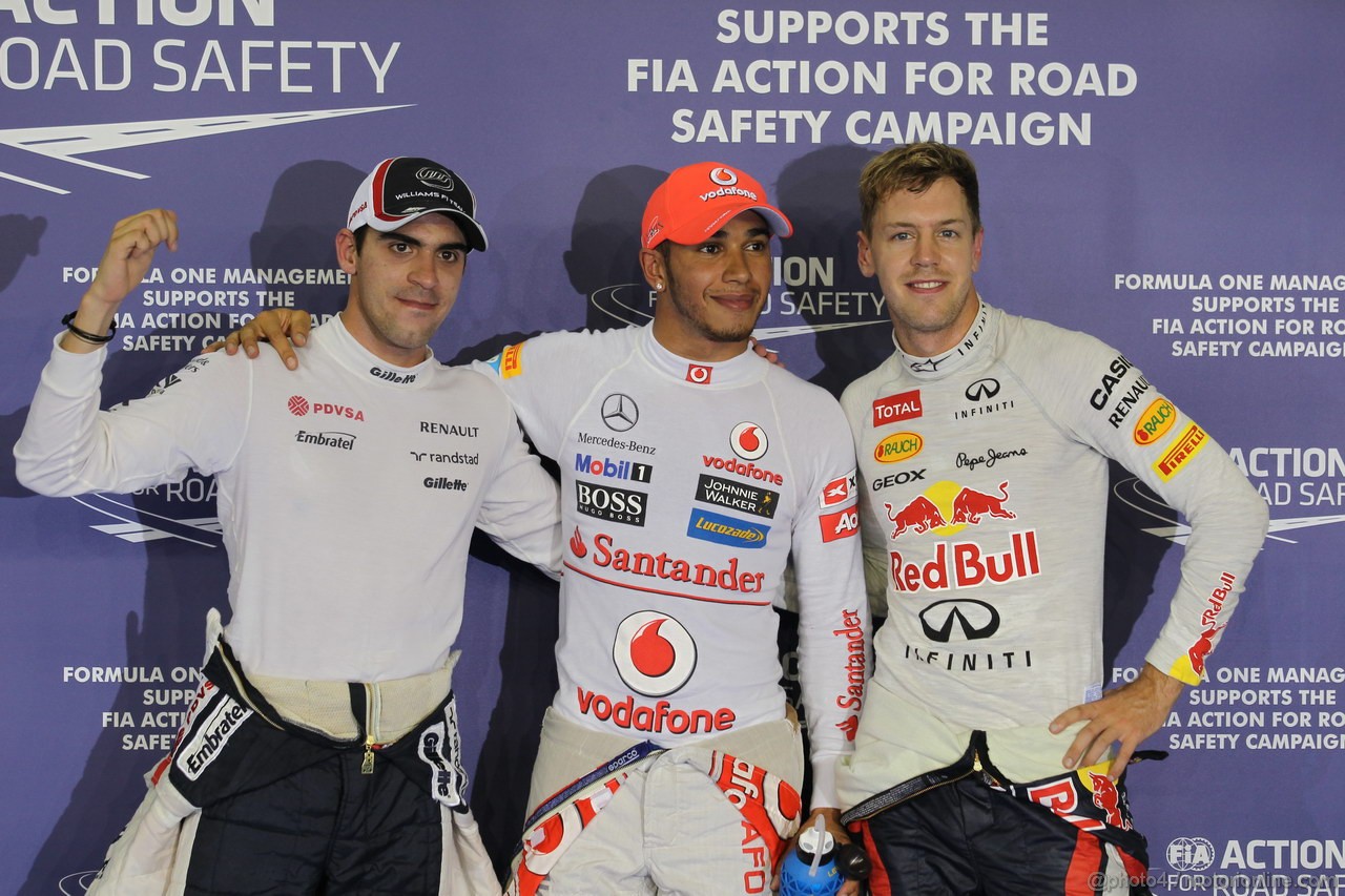 GP SINGAPORE, 22.09.2012 - Qualyfing, Lewis Hamilton (GBR) McLaren Mercedes MP4-27, Pastor Maldonado (VEN), Williams F1 Team FW34, Sebastian Vettel (GER) Red Bull Racing RB8 are celebrating the qualyfing