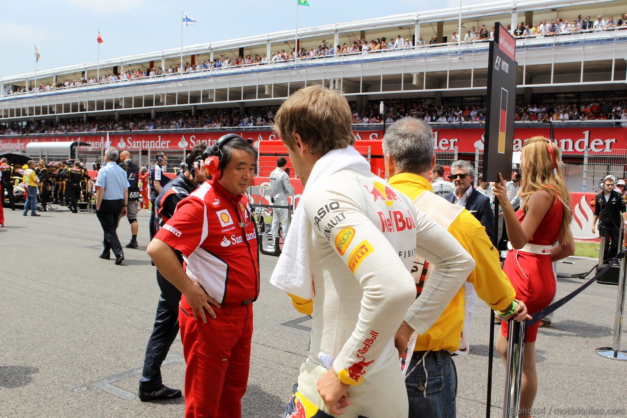 GP SPAGNA, 13.05.2012- Gara, Hirohide Hamashima (JPN), Ferrari e Sebastian Vettel (GER) Red Bull Racing RB8 