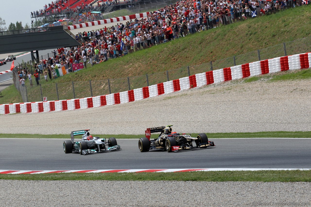 GP SPAGNA, 13.05.2012- Gara, Michael Schumacher (GER) Mercedes AMG F1 W03 e Romain Grosjean (FRA) Lotus F1 Team E20 