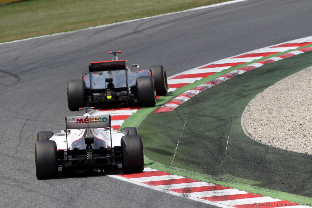 GP SPAGNA, 13.05.2012- Gara, Kamui Kobayashi (JAP) Sauber F1 Team C31 e Jenson Button (GBR) McLaren Mercedes MP4-27 