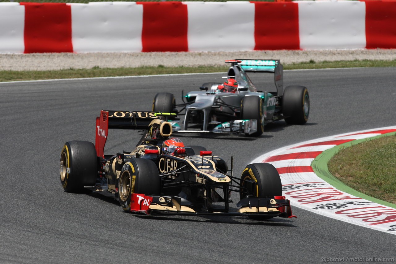 GP SPAGNA, 13.05.2012- Gara, Romain Grosjean (FRA) Lotus F1 Team E20 davanti aMichael Schumacher (GER) Mercedes AMG F1 W03 