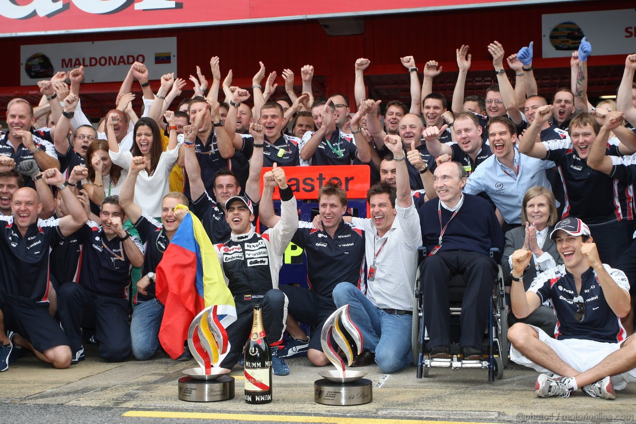 GP SPAGNA, 13.05.2012- Festeggiamenti, Pastor Maldonado (VEN) Williams F1 Team FW34 vincitore