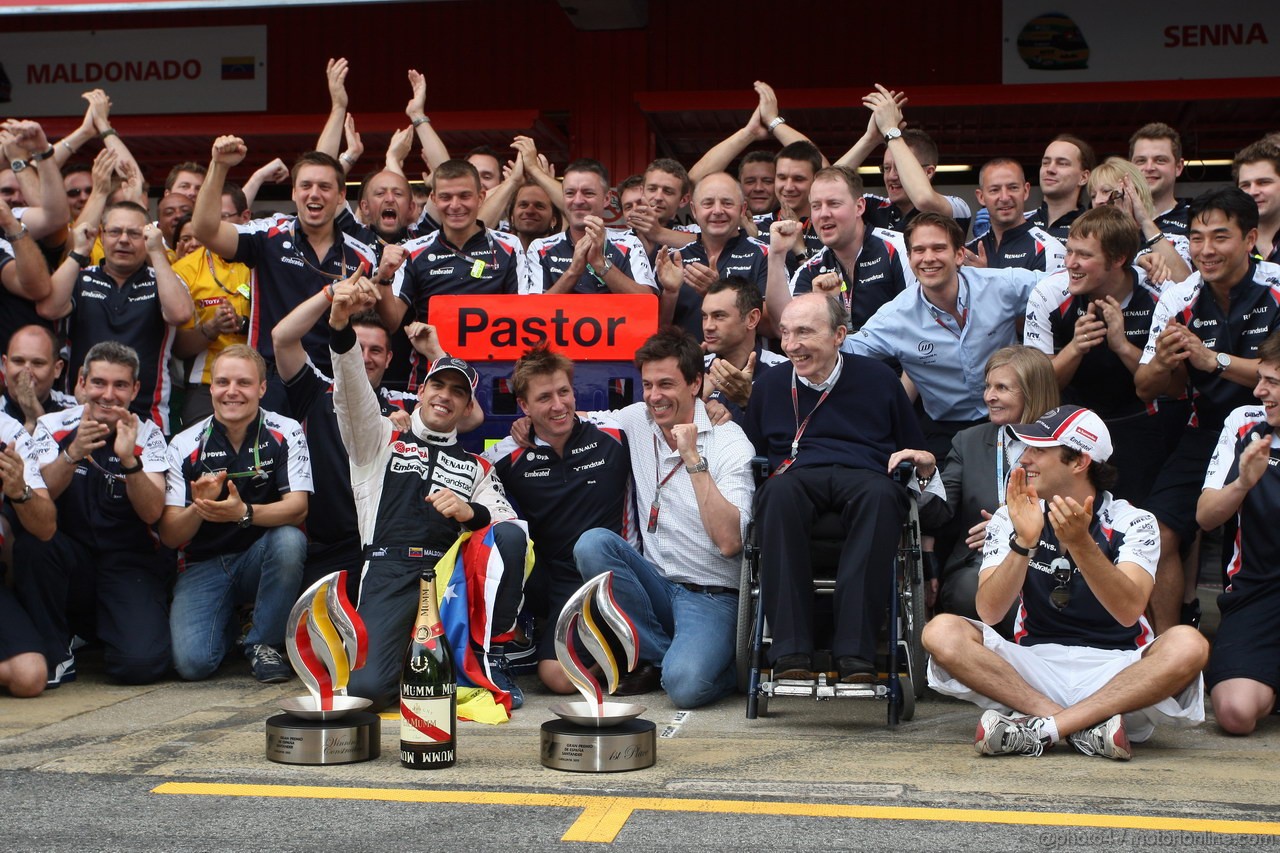 GP SPAGNA, 13.05.2012- Festeggiamenti, Pastor Maldonado (VEN) Williams F1 Team FW34 vincitore