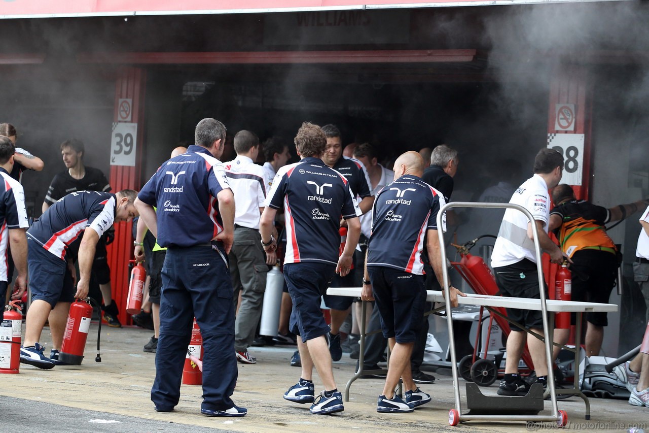GP SPAGNA, 13.05.2012- A fire in the Williams pit garage after the celebrations is tended to by members of all F1 teams