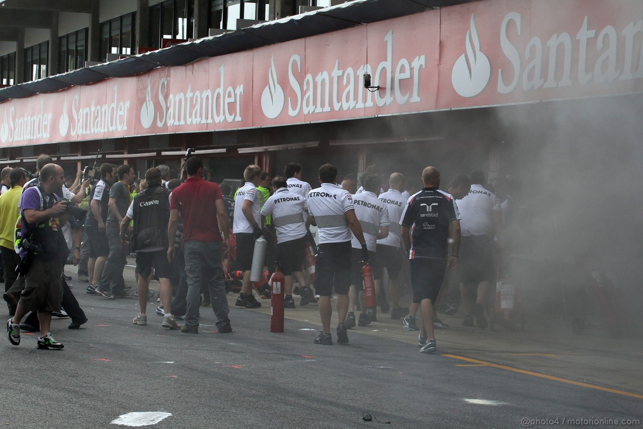 GP SPAGNA, 13.05.2012- A fire in the Williams pit garage after the celebrations is tended to by members of all F1 teams