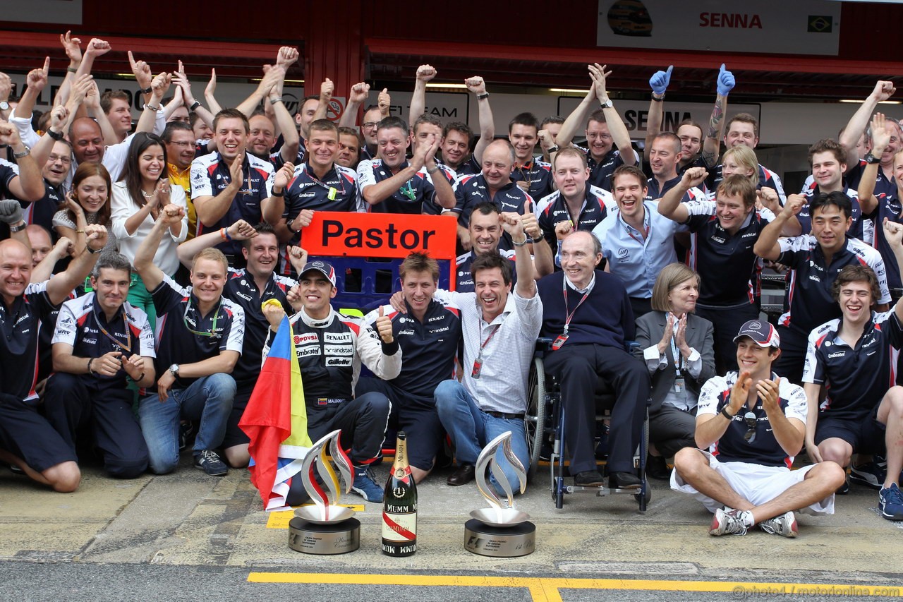 GP SPAGNA, 13.05.2012- Festeggiamenti, Pastor Maldonado (VEN) Williams F1 Team FW34 vincitore