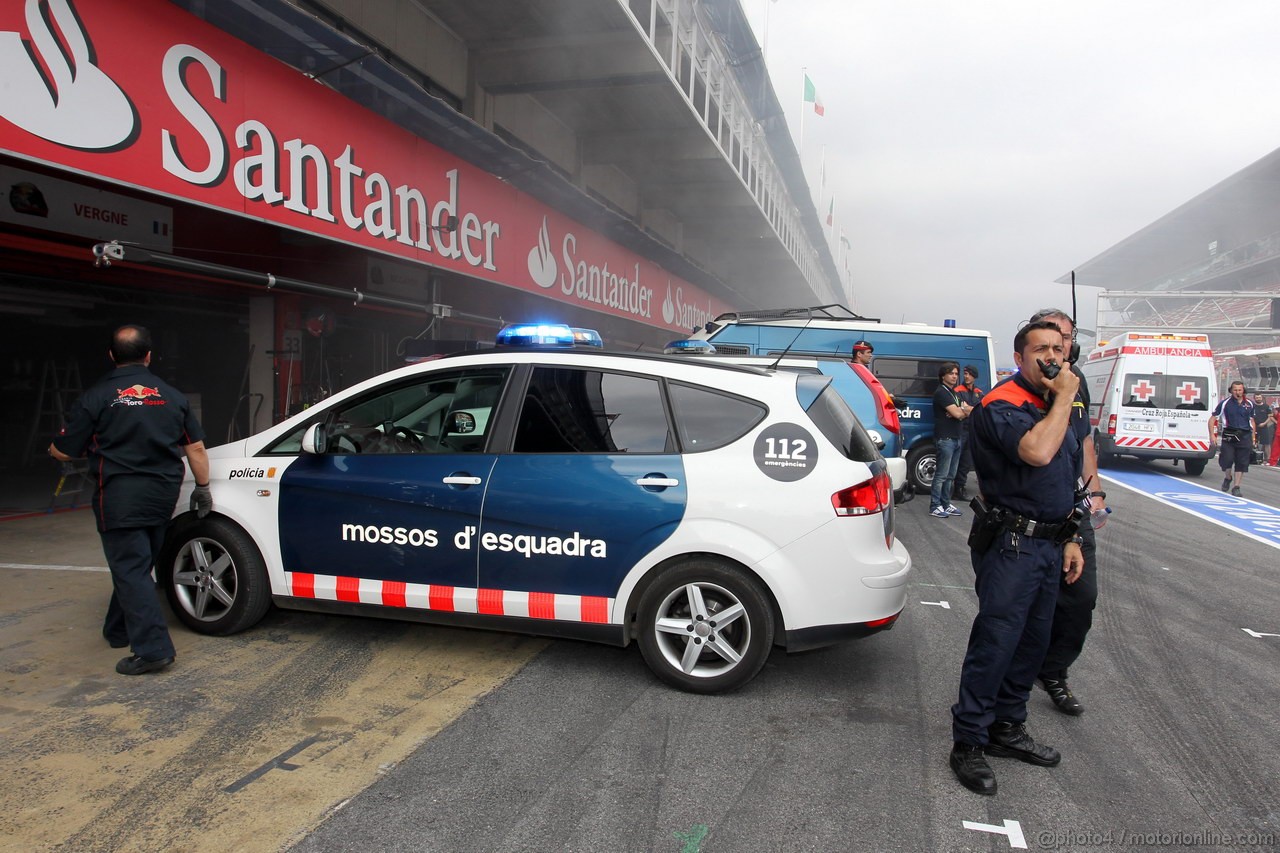 GP SPAGNA, 13.05.2012- A fire in the Williams pit garage after the celebrations is tended to by members of all F1 teams