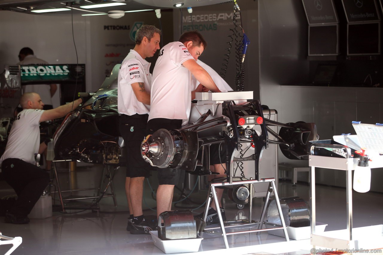 GP SPAGNA, 10.05.2012- Mechanics work on the car of Michael Schumacher (GER) Mercedes AMG F1 W03 