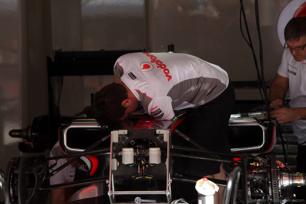 GP SPAGNA, 10.05.2012- Mechanics work on the car of Jenson Button (GBR) McLaren Mercedes MP4-27 