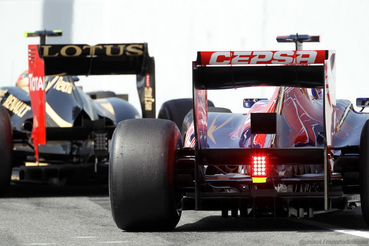 GP SPAGNA, 12.05.2012- Prove Libere 3, Romain Grosjean (FRA) Lotus F1 Team E20 e Daniel Ricciardo (AUS) Scuderia Toro Rosso STR7 