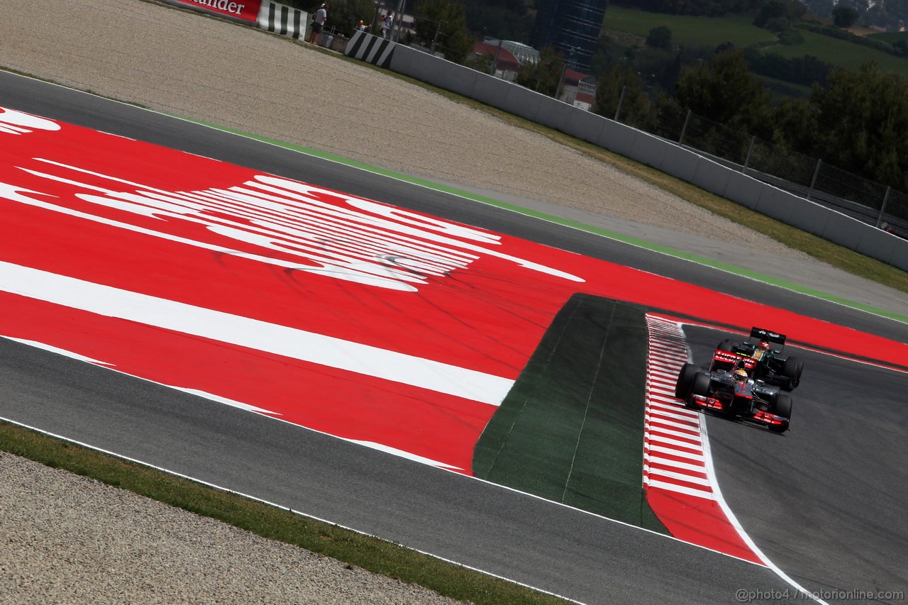 GP SPAGNA, 12.05.2012- Qualifiche, Lewis Hamilton (GBR) McLaren Mercedes MP4-27 e Heikki Kovalainen (FIN) Caterham F1 Team CT01 