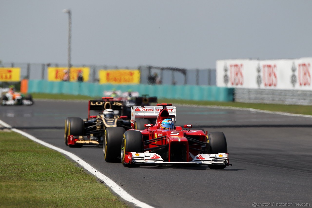 GP UNGHERIA, 29.07.2012- Gara, Fernando Alonso (ESP) Ferrari F2012 davanti a Kimi Raikkonen (FIN) Lotus F1 Team E20 