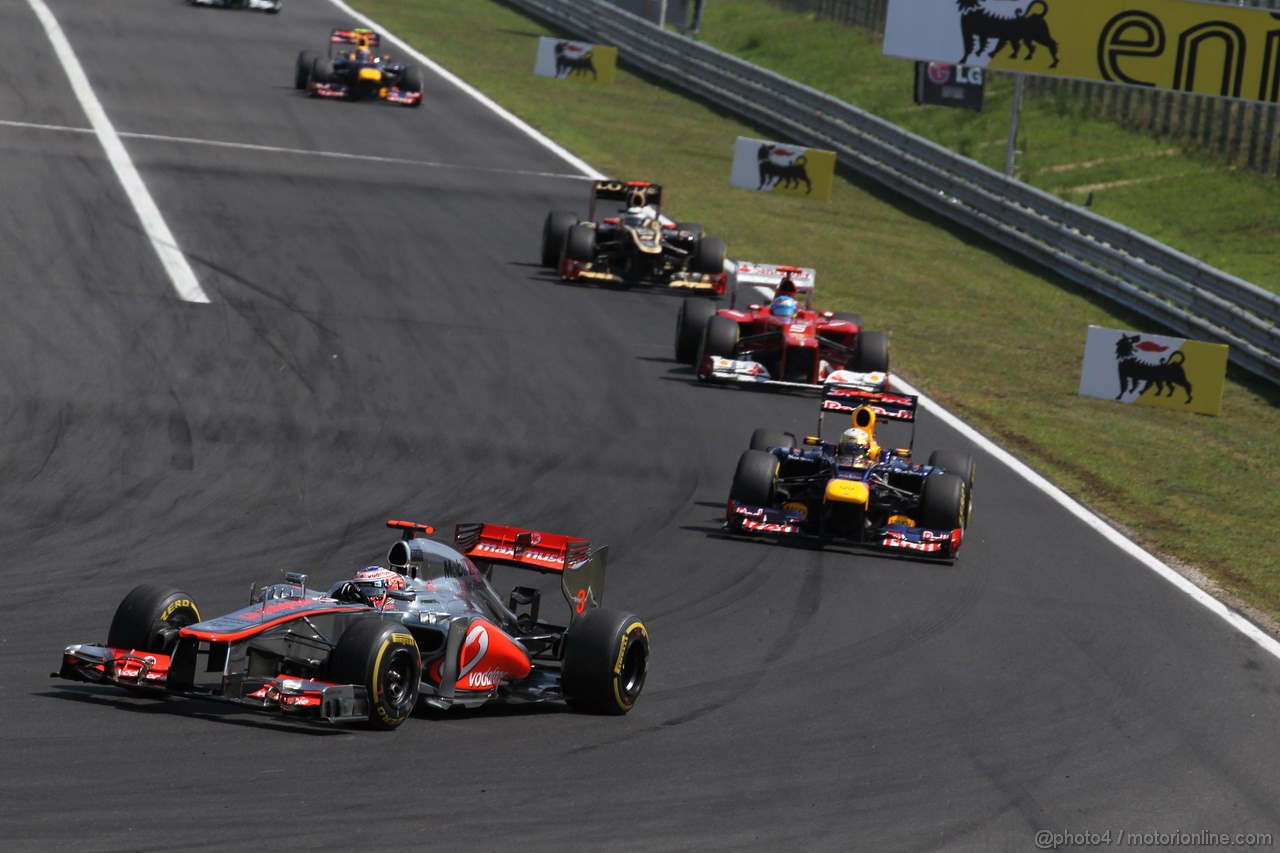 GP UNGHERIA, 29.07.2012- Gara, Jenson Button (GBR) McLaren Mercedes MP4-27 davanti a Sebastian Vettel (GER) Red Bull Racing RB8 