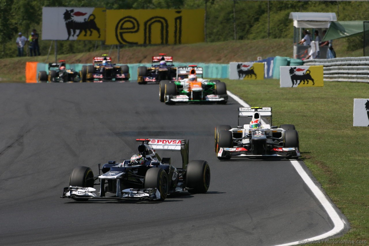 GP UNGHERIA, 29.07.2012- Gara, Pastor Maldonado (VEN) Williams F1 Team FW34 davanti aSergio Prez (MEX) Sauber F1 Team C31 