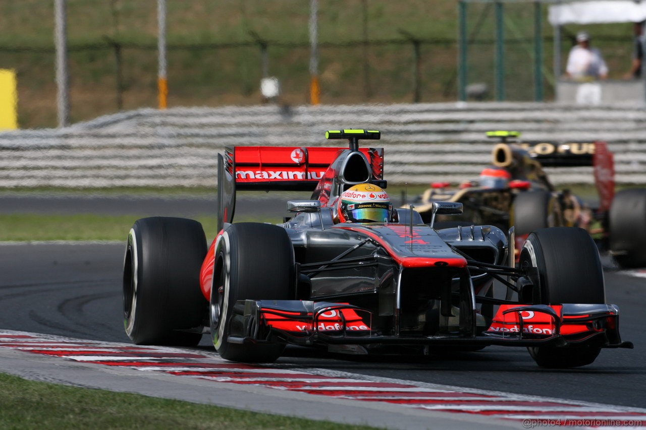 GP UNGHERIA, 29.07.2012- Gara, Lewis Hamilton (GBR) McLaren Mercedes MP4-27 davanti a Romain Grosjean (FRA) Lotus F1 Team E20