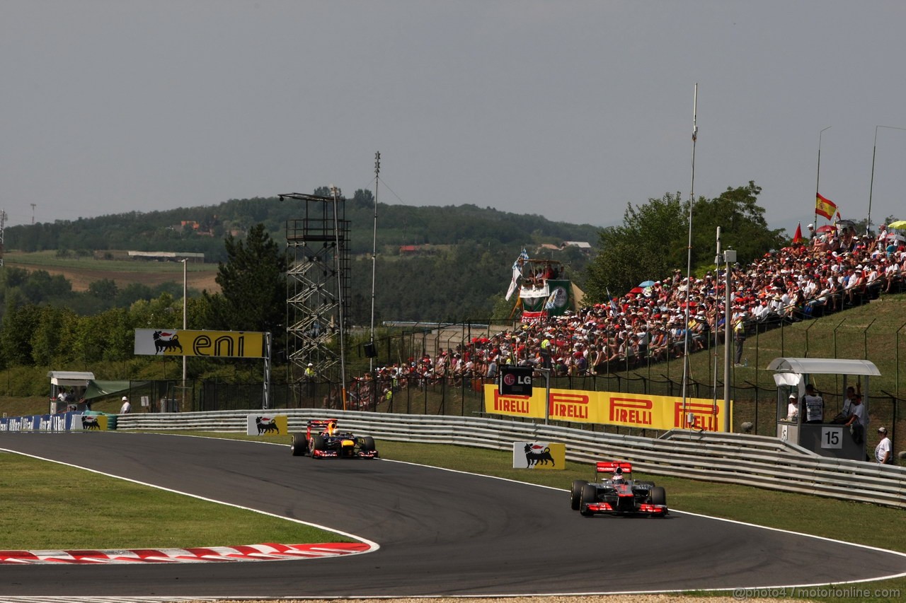 GP UNGHERIA, 29.07.2012- Gara, Jenson Button (GBR) McLaren Mercedes MP4-27 davanti a Sebastian Vettel (GER) Red Bull Racing RB8 