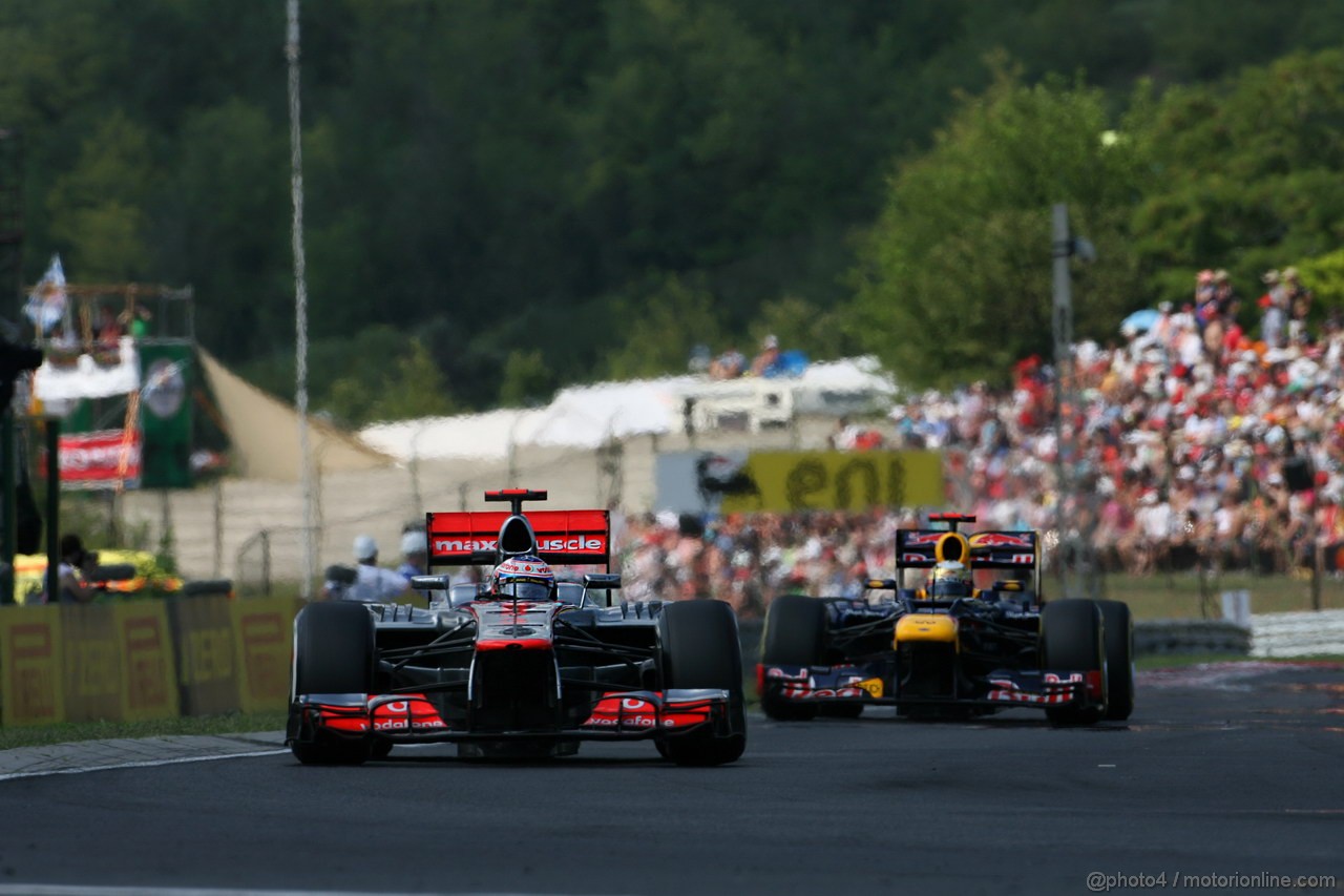 GP UNGHERIA, 29.07.2012- Gara, Jenson Button (GBR) McLaren Mercedes MP4-27 e Sebastian Vettel (GER) Red Bull Racing RB8 