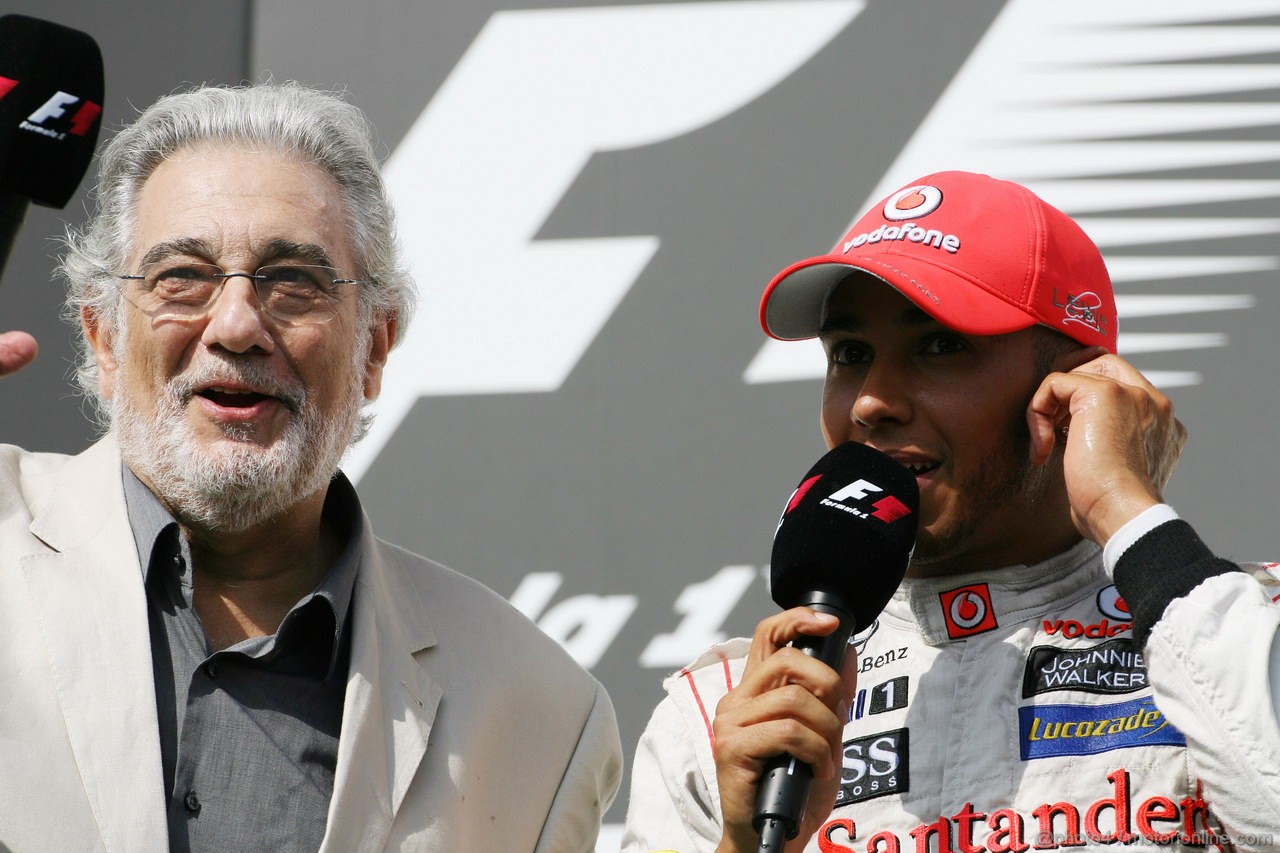 GP UNGHERIA, 29.07.2012- Gara, Placido Domingo (ESP), Tenor e Lewis Hamilton (GBR) McLaren Mercedes MP4-27 vincitore 