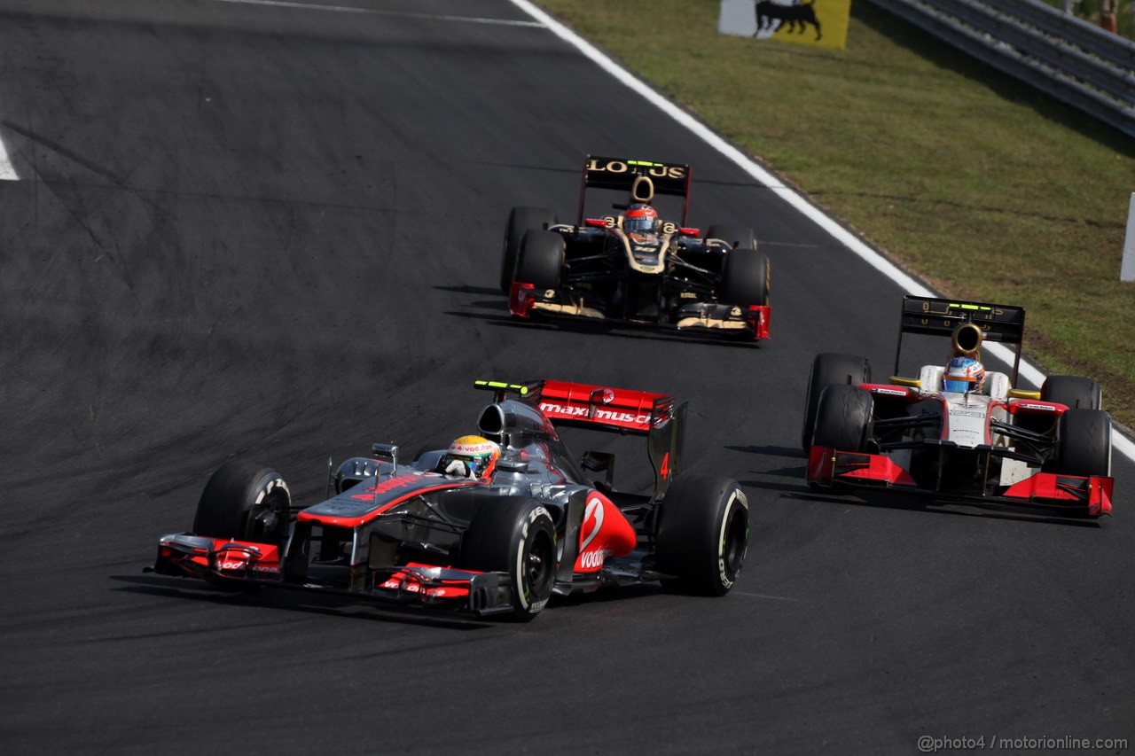 GP UNGHERIA, 29.07.2012- Gara, Lewis Hamilton (GBR) McLaren Mercedes MP4-27 davanti a Narain Karthikeyan (IND) HRT Formula 1 Team F112 