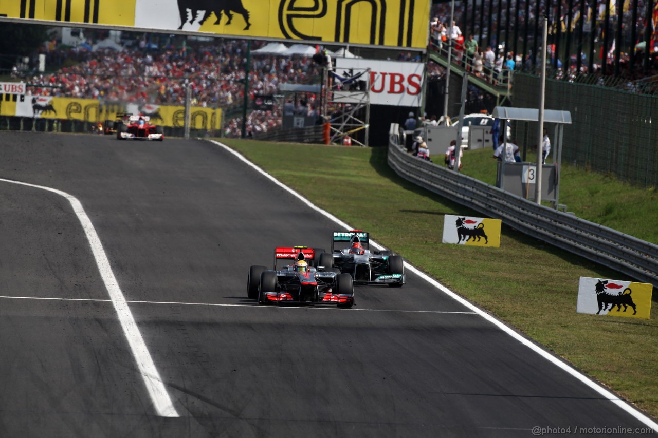 GP UNGHERIA, 29.07.2012- Gara, Lewis Hamilton (GBR) McLaren Mercedes MP4-27 Michael Schumacher (GER) Mercedes AMG F1 W03 