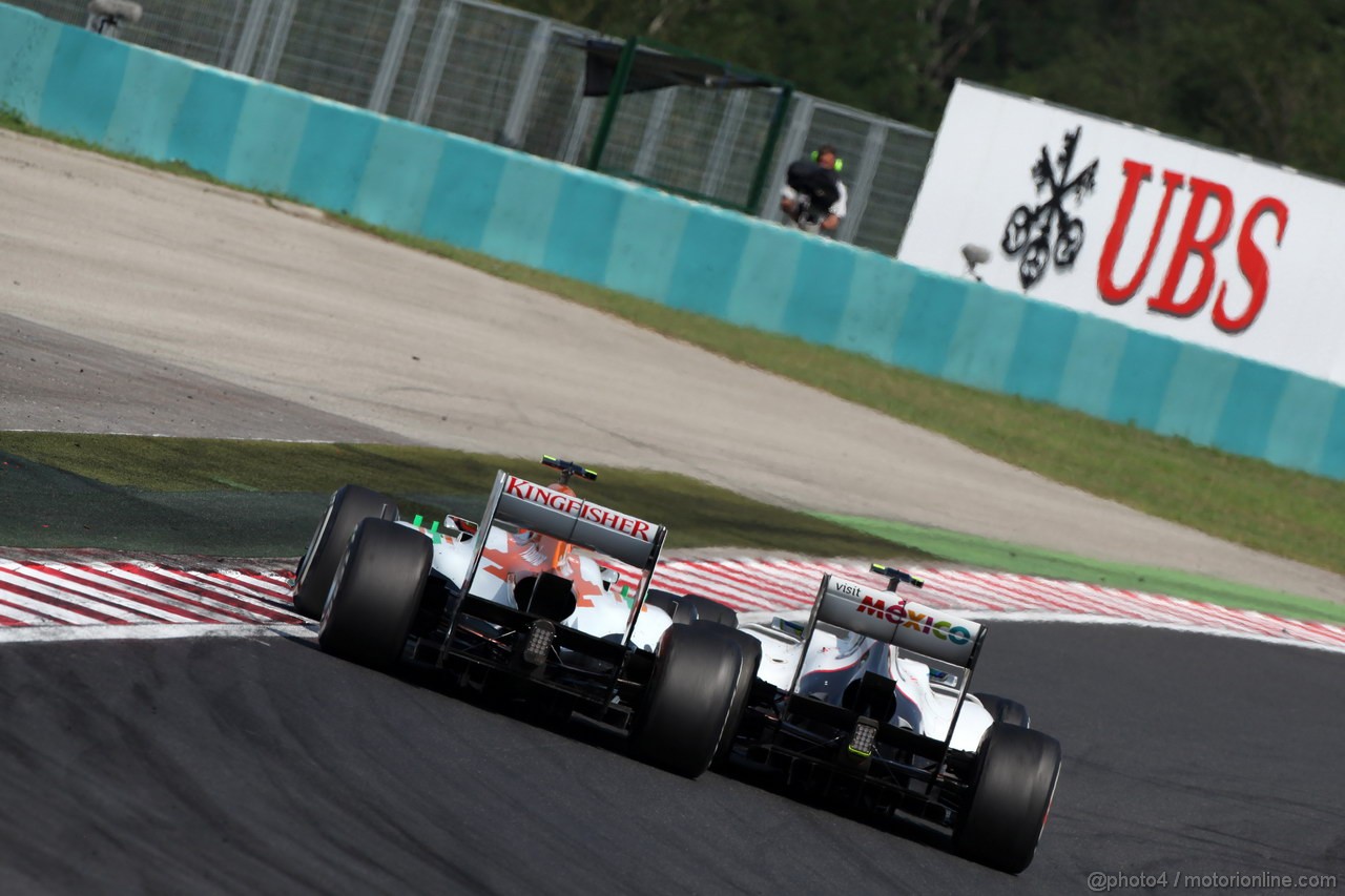 GP UNGHERIA, 29.07.2012- Gara, Nico Hulkenberg (GER) Sahara Force India F1 Team VJM05 andSergio Prez (MEX) Sauber F1 Team C31  