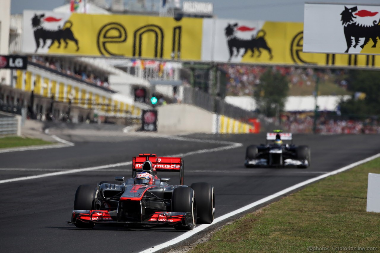 GP UNGHERIA, 29.07.2012- Gara, Jenson Button (GBR) McLaren Mercedes MP4-27 davanti a Bruno Senna (BRA) Williams F1 Team FW34 