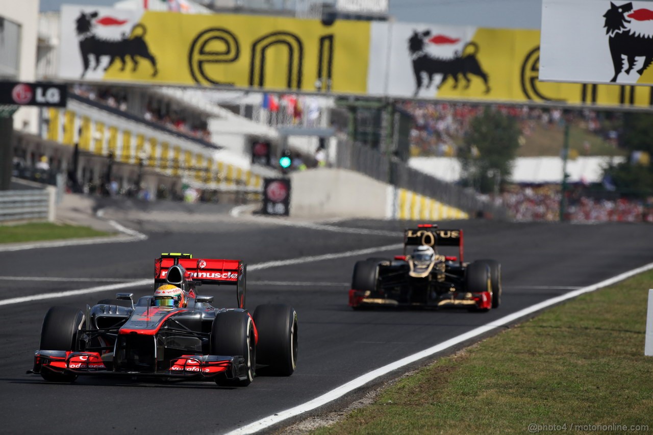 GP UNGHERIA, 29.07.2012- Gara, Lewis Hamilton (GBR) McLaren Mercedes MP4-27 davanti a Kimi Raikkonen (FIN) Lotus F1 Team E20 