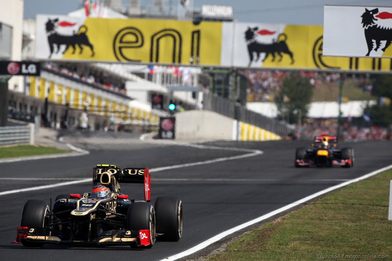 GP UNGHERIA, 29.07.2012- Gara, Romain Grosjean (FRA) Lotus F1 Team E20 davanti a Sebastian Vettel (GER) Red Bull Racing RB8 