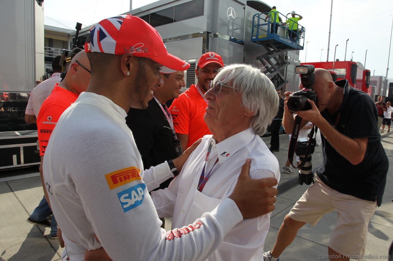 GP UNGHERIA, 29.07.2012- Gara, Lewis Hamilton (GBR) McLaren Mercedes MP4-27 vincitore with Bernie Ecclestone (GBR), President e CEO of Formula One Management