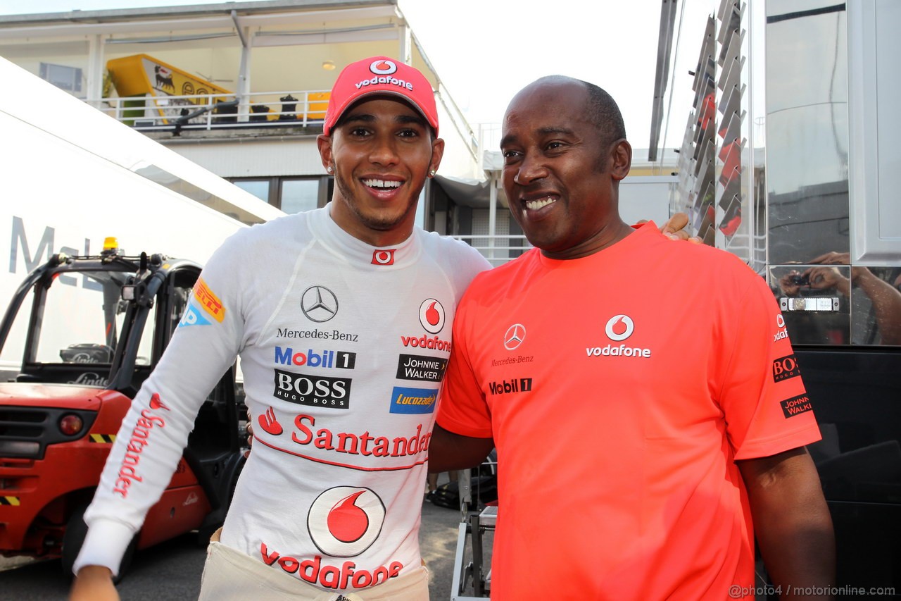 GP UNGHERIA, 29.07.2012- Gara, Festeggiamenti, Lewis Hamilton (GBR) McLaren Mercedes MP4-27 vincitore with his father Anthony Hamilton (GBR)