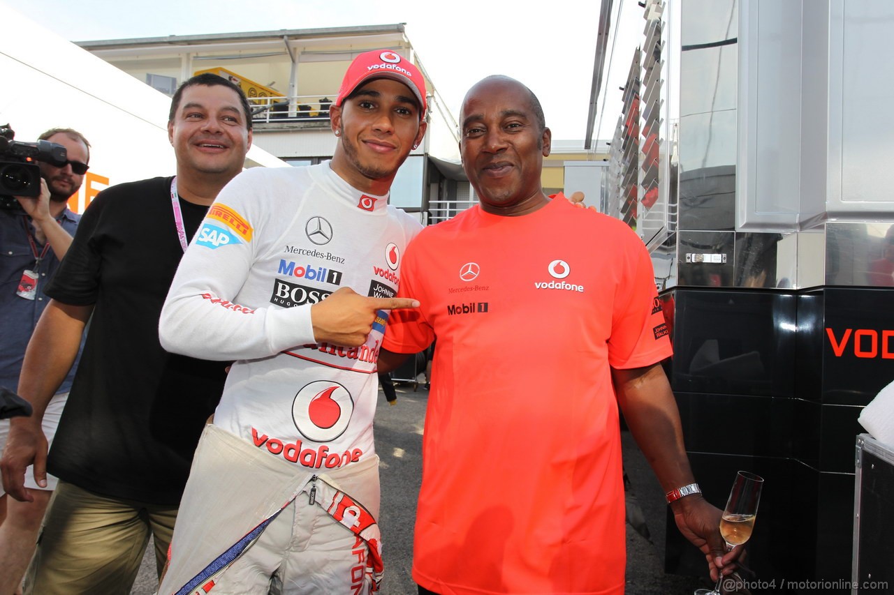 GP UNGHERIA, 29.07.2012- Gara, Festeggiamenti, Lewis Hamilton (GBR) McLaren Mercedes MP4-27 vincitore with his father Anthony Hamilton (GBR)