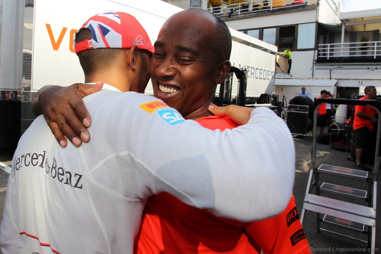 GP UNGHERIA, 29.07.2012- Gara, Festeggiamenti, Lewis Hamilton (GBR) McLaren Mercedes MP4-27 vincitore with his father Anthony Hamilton (GBR)