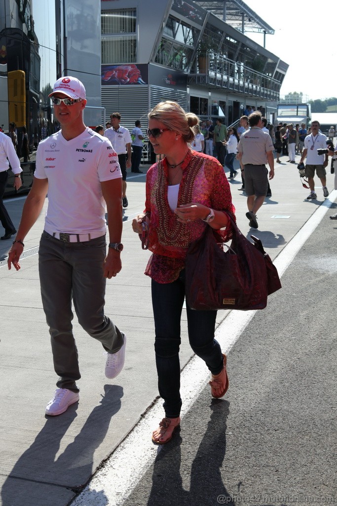 GP UNGHERIA, 28.07.2012- Michael Schumacher (GER) Mercedes AMG F1 W03 e sua moglie Corinna Schumacher (GER)