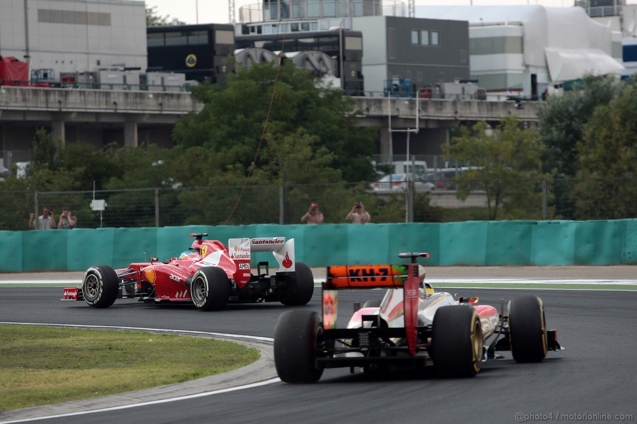 GP UNGHERIA, 28.07.2012- Qualifiche, Fernando Alonso (ESP) Ferrari F2012 e Pedro de la Rosa (ESP) HRT Formula 1 Team F112 