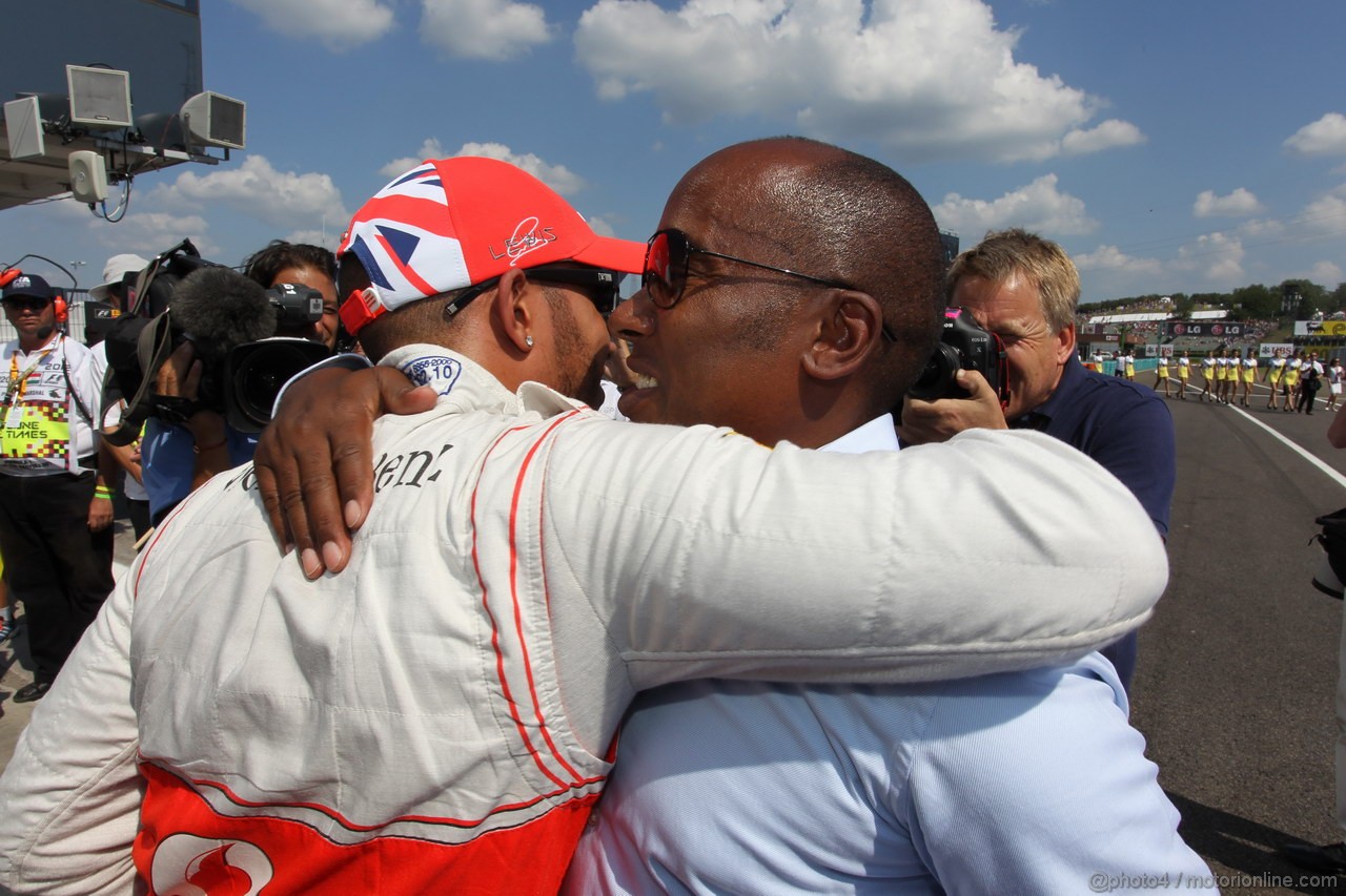 GP UNGHERIA, 28.07.2012- Qualifiche, Lewis Hamilton (GBR) McLaren Mercedes MP4-27 pole position with his father Anthony Hamilton (GBR)