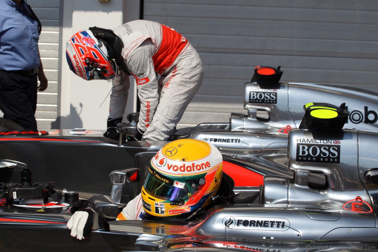 GP UNGHERIA, 28.07.2012- Qualifiche, Lewis Hamilton (GBR) McLaren Mercedes MP4-27 pole position e Jenson Button (GBR) McLaren Mercedes MP4-27 