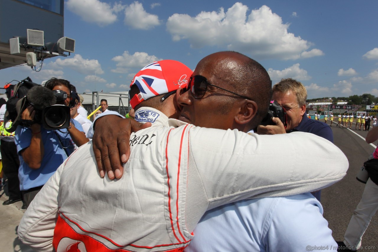 GP UNGHERIA, 28.07.2012- Qualifiche, Lewis Hamilton (GBR) McLaren Mercedes MP4-27 pole position e his father Anthony Hamilton (GBR), father of Lewis Hamilton(GBR) 