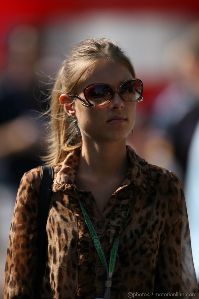 GP UNGHERIA, 28.07.2012- Ragazza in the paddock