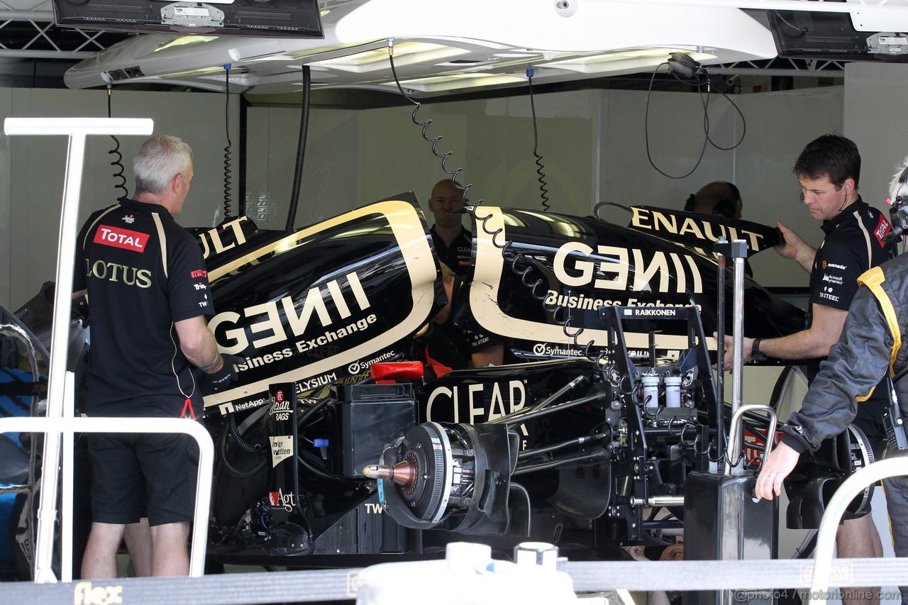 GP UNGHERIA, 27.07.2012- Prove Libere 1, Mechanics Lotus work on the cars 