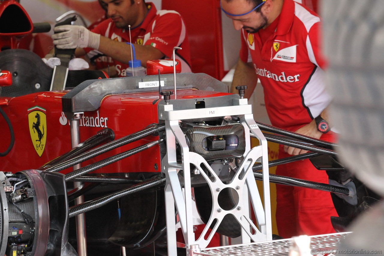 GP UNGHERIA, 27.07.2012- Prove Libere 1, Mechanics Ferrari   work on the cars