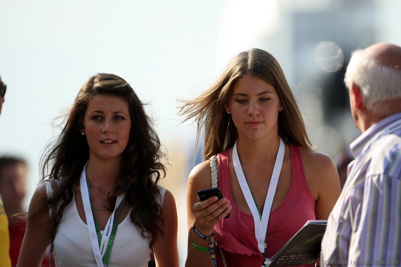 GP UNGHERIA, 27.07.2012- Ragazzas in the paddock