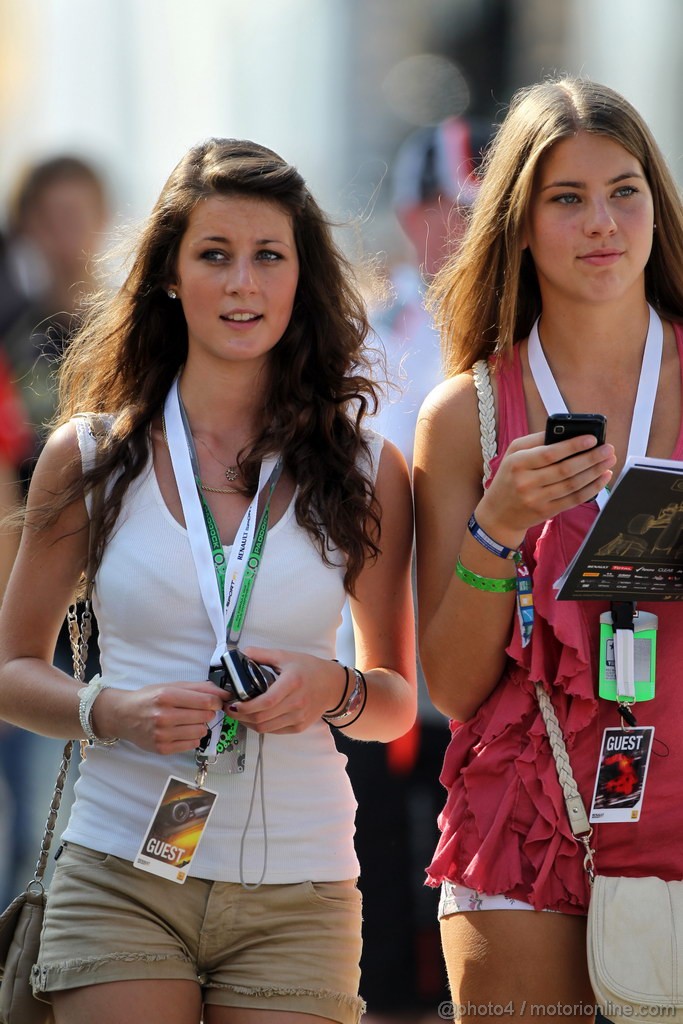 GP UNGHERIA, 27.07.2012- Ragazzas in the paddock