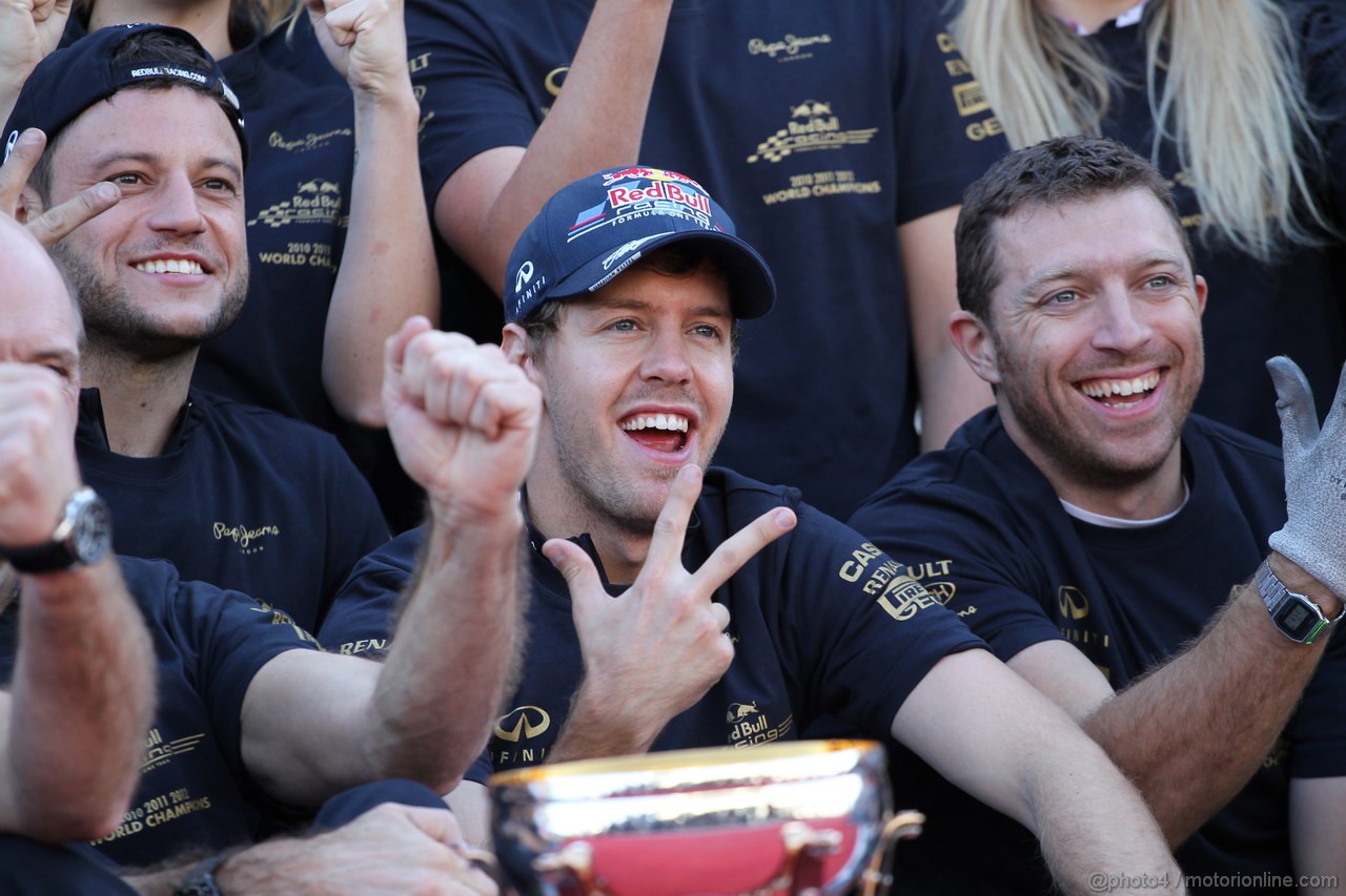 GP USA, 18.11.2012 - Gara, Sebastian Vettel (GER) Red Bull Racing RB8 e the Redbull team are celebrating the 2012 constructors world champion title